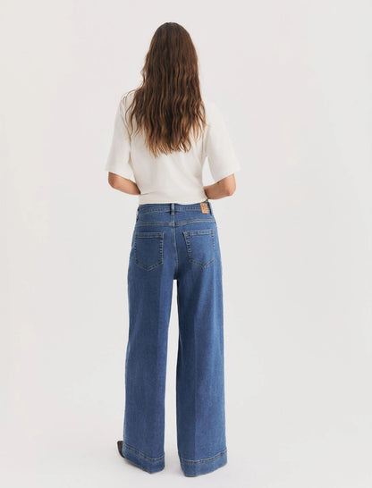 EMMWIDELEG003_3_P